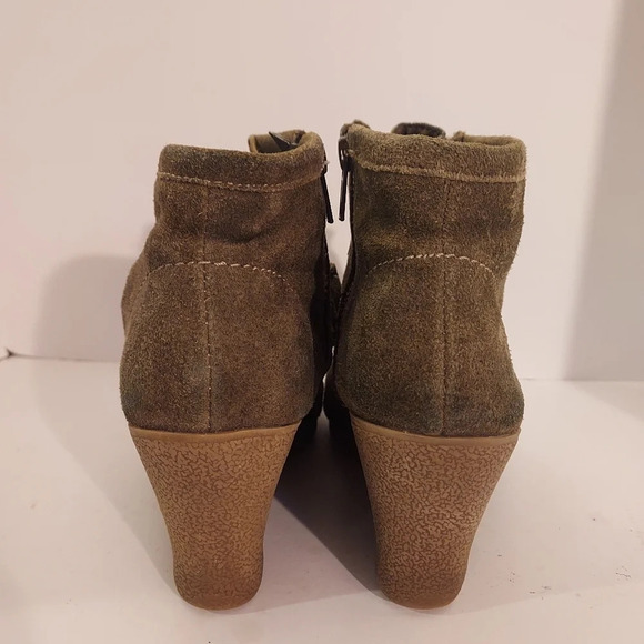 Mia Olive Green Suede Brisk Wedge Booties in Size 8 - Picture 4 of 12